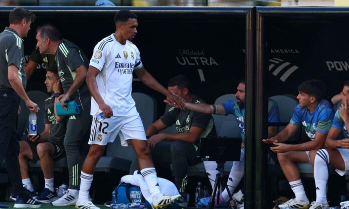 Trent Alexander-Arnold y Dani Carvajal en un partido del Real Madrid.