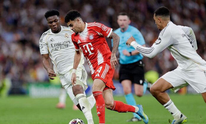Real Madrid - Bayern Múnich jugando un partido en el Santiago Bernabéu.