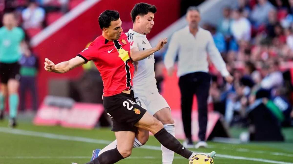 Martin Valjent, anticipándose a Arda Güler durante el partido de esta tarde entre el Mallorca y el Real Madrid.