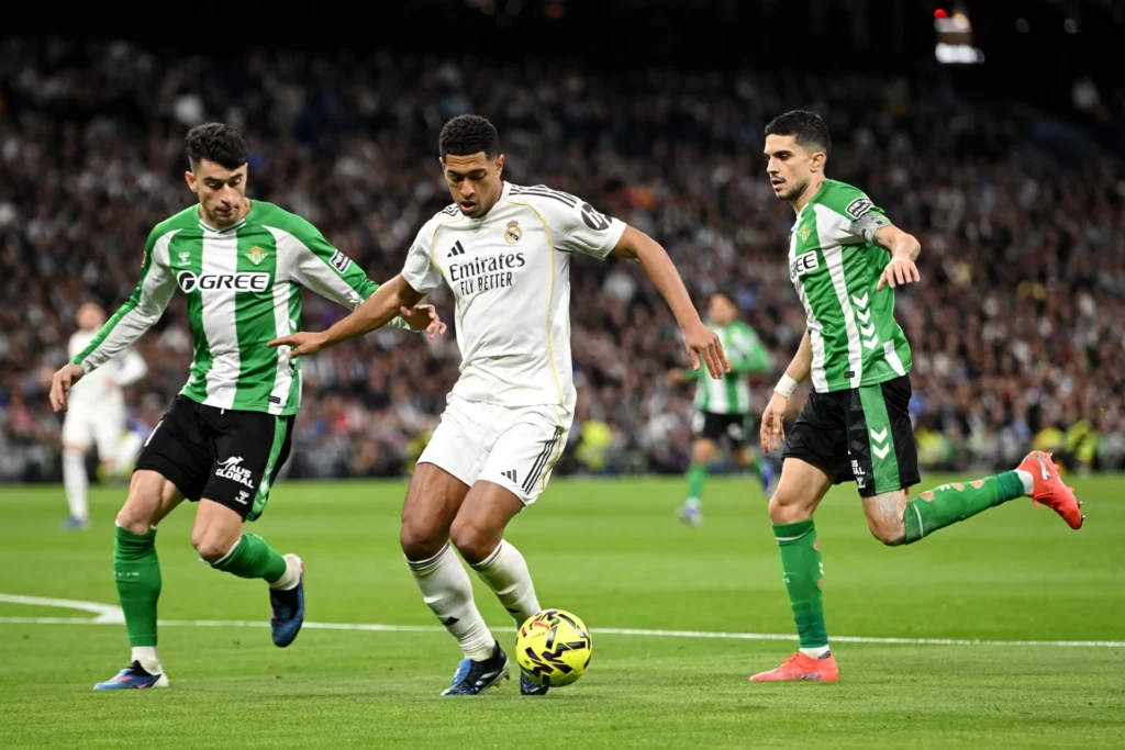 Jude Bellingham, rodeado de jugadores del Real Betis durante el partido de la primera vuelta de LaLiga.