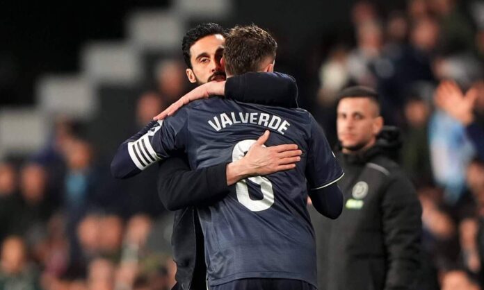 Fede Valverde dando un abrazo a Álvaro Arbeloa en un partido del Real Madrid.