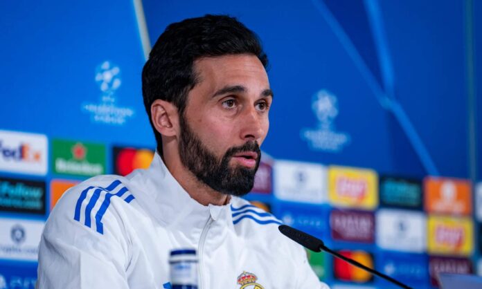 Álvaro Arbeloa hablando en rueda de prensa.