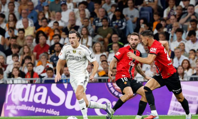 Álvaro Carreras, en el partido de la primera vuelta de esta Liga contra el Mallorca, conduciendo un balón.