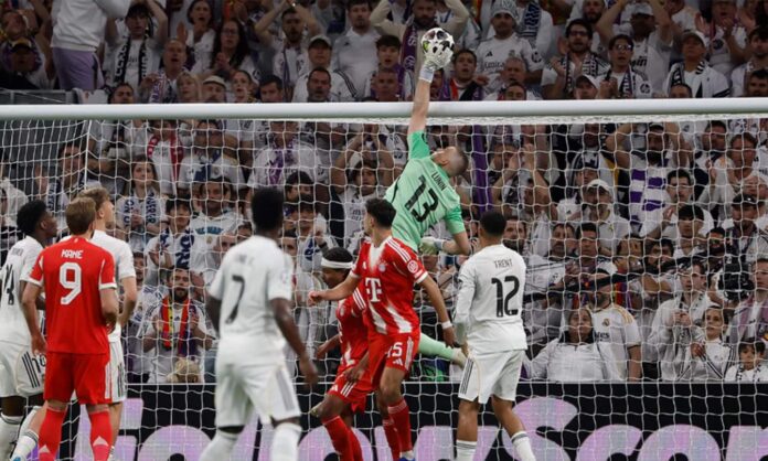 Andriy Lunin haciendo una parada durante el Real Madrid - Bayern Múnich. 
