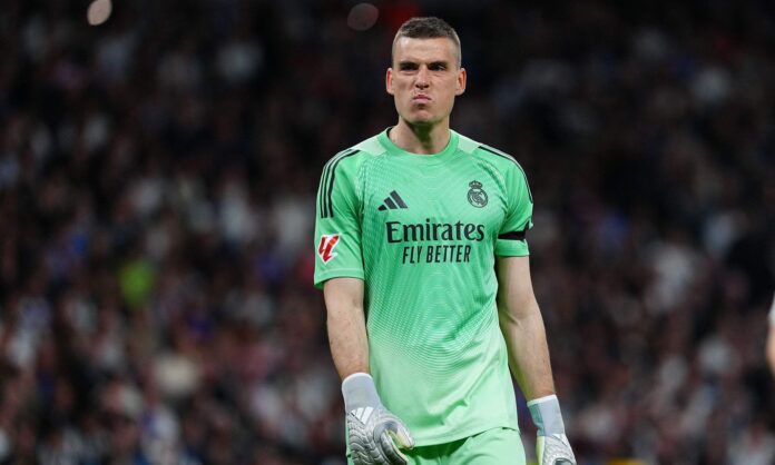 Andriy Lunin jugando un partido con el Real Madrid.