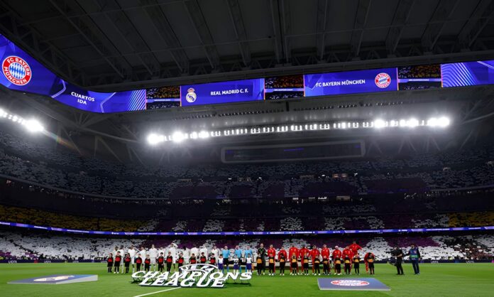 Los futbolistas del Real Madrid y el Bayern Múnich, al inicio del partido disputado este martes en el estadio Santiago Bernabeú.