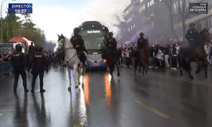 El autobús del Real Madrid llega al estadio Santiago Bernabéu y se monta la locura: 2.000 personas, gritos, ánimos y bengalas