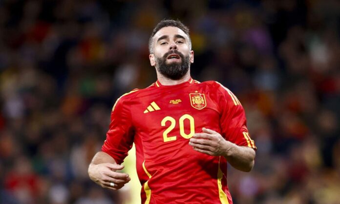 Dani Carvajal jugando un partido con la selección española. 
