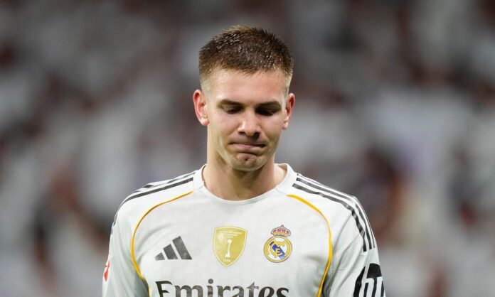 Franco Mastantuono jugando un partido con el Real Madrid.
