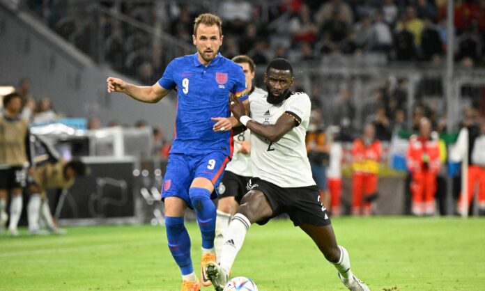Harry Kane y Antonio Rüdiger disputando un balón.