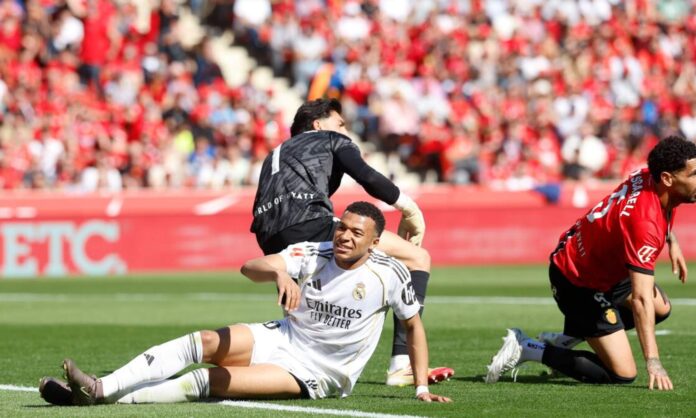 Kylian Mbappé, en el suelo, se lamenta de una ocasión perdonada ante Leo Román, el portero del Mallorca.