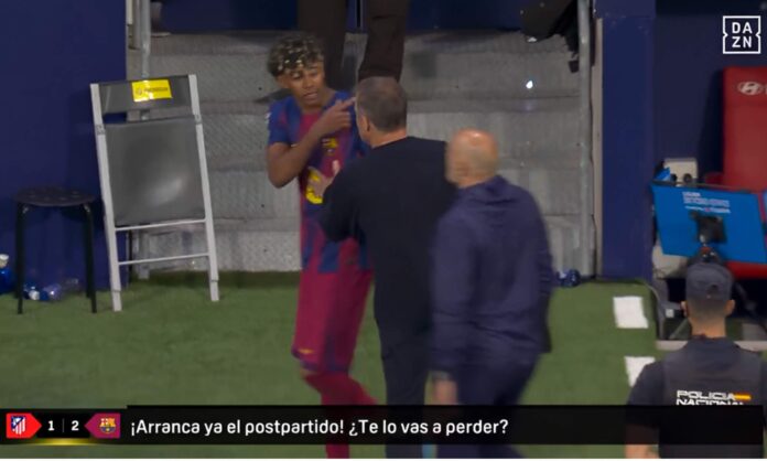 Lamine Yamal haciendo un feo gesto a Hansi Flick en el Atlético de Madrid - Barcelona.