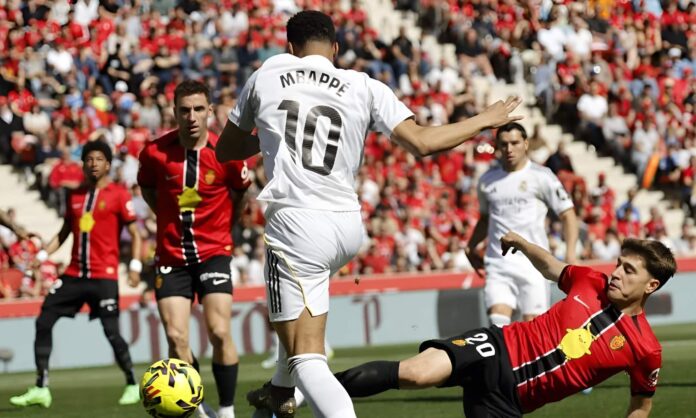 Pablo Torre va al suelo para tapar un remate de Kylian Mbappé, durante la primera parte del choque entre el Mallorca y el Real Madrid.