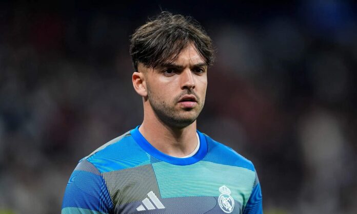 Raúl Asencio en un calentamiento con el Real Madrid.