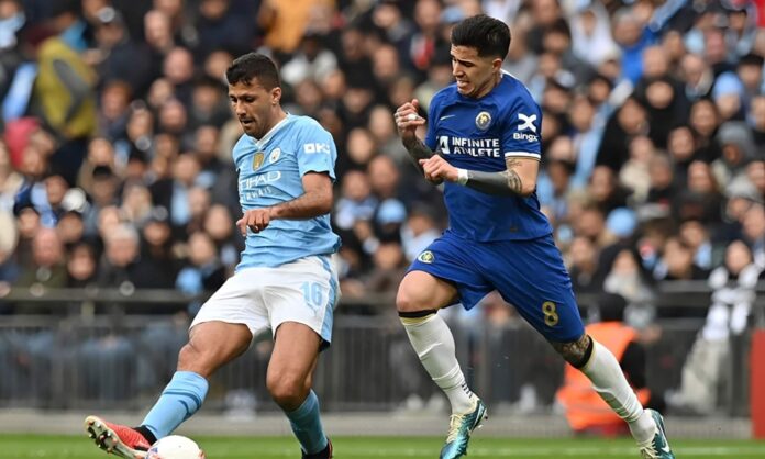Rodri Hernández compitiendo un balón con Enzo Fernández.