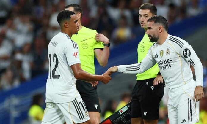 Trent Alexander-Arnold y  Dani Carvajal en un partido del Real Madrid.
