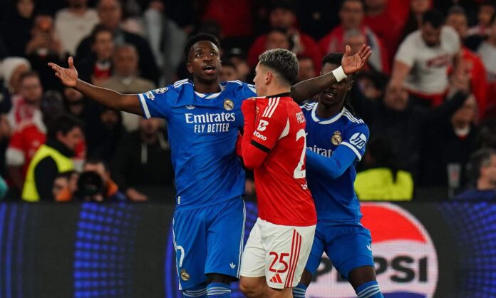 Gianni Prestianni y Vinicius Junior, separados por Eduardo Camavinga, tras su encontronazo en la ida de los 