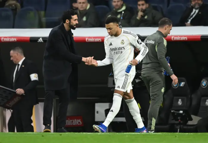  Arbeloa desmiente a Mbappé: «No le he dicho que es el cuarto delantero… No me habrá entendido bien»

