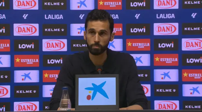  Arbeloa: «No quiero ver que mis jugadores terminen con la camiseta como un esmoquin»

