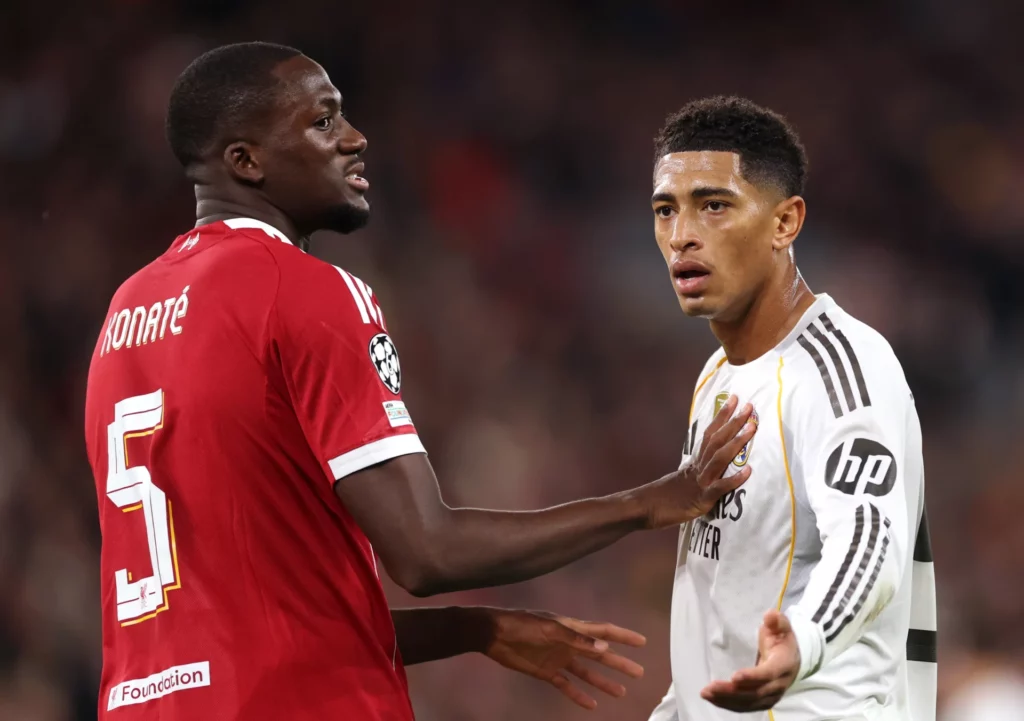 Konaté y Bellingham en un partido entre Liverpool y Real Madrid.